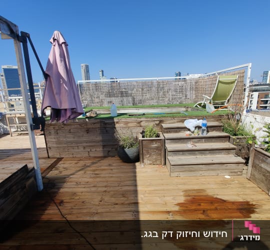 אדניות עץ עם צמחים על גג עץ